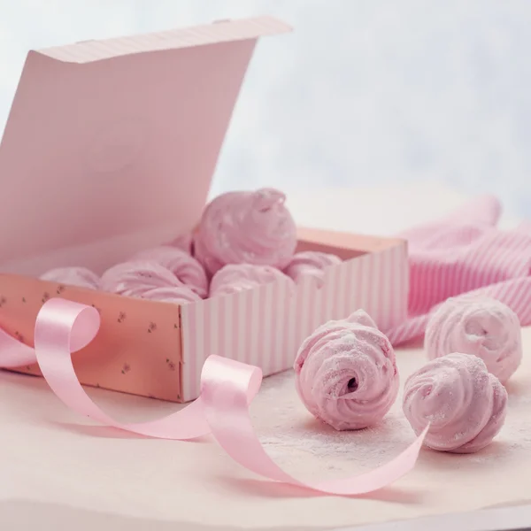 Berry marshmallow dalam kotak hadiah dengan latar belakang merah muda — Stok Foto