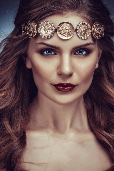 Hermosa joven rubia con el pelo largo con una diadema en el estilo griego — Foto de Stock