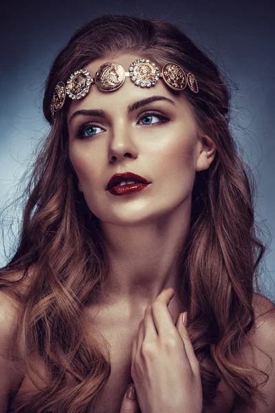 Mulher loira nova bonita com cabelo longo com um diadema no estilo grego — Fotografia de Stock