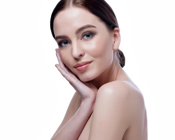 Schönes Gesicht einer jungen erwachsenen Frau mit sauberer, frischer Haut - isoliert auf weiß — Stockfoto