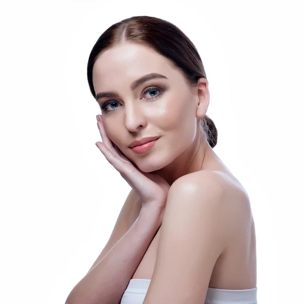 Hermosa cara de mujer adulta joven con la piel limpia y fresca - aislado en blanco — Foto de Stock