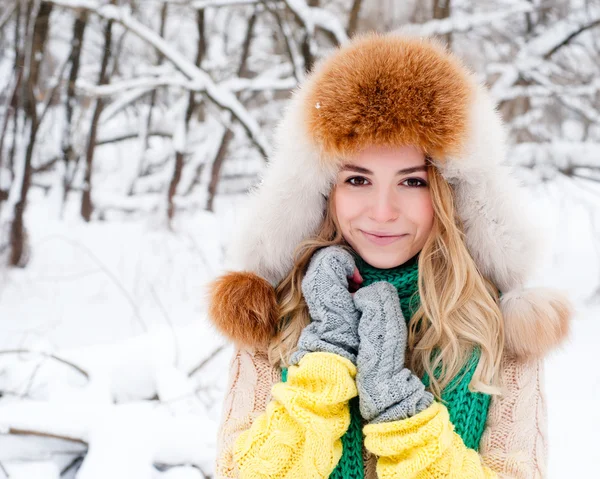 Piękny zimowy portret młodej kobiety w zimowej śnieżnej scenerii — Zdjęcie stockowe