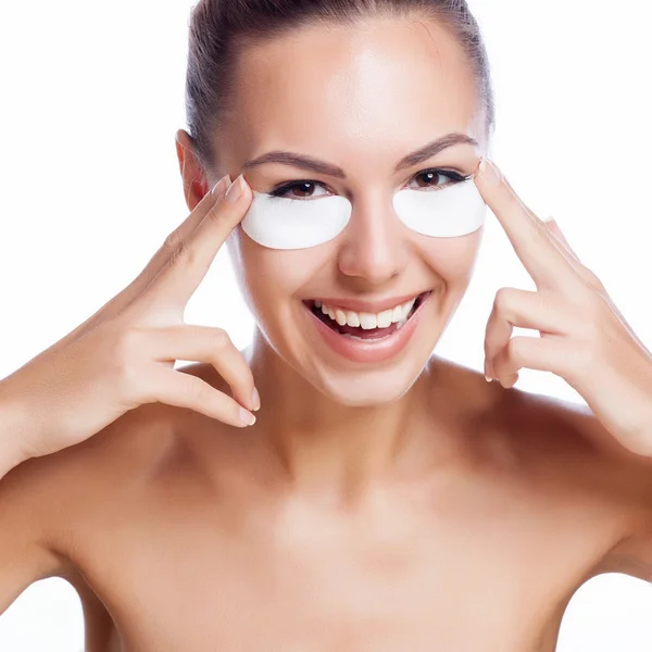 Bonito rostro de hermosa mujer sonriente posando en el estudio aislado en blanco — Foto de Stock