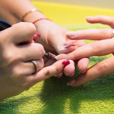 Asıl bir elektrik makine sırasında salonda manikür eller üzerinde tırnak cilası kaldırmak için kullanır. Donanım manikür. Kavram vücut bakımı