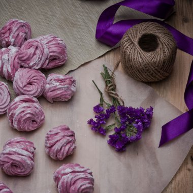 Berry hatmi pembe bir arka plan bir hediye kutusunda