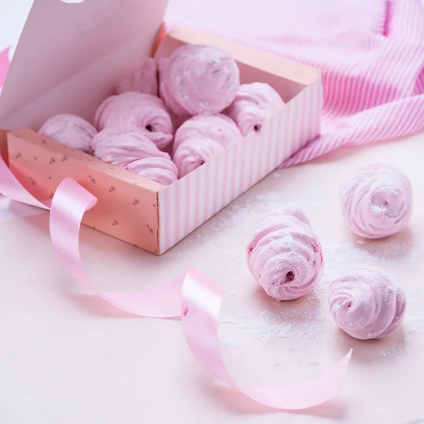 Marshmallow de bagas em uma caixa de presente em um fundo rosa — Fotografia de Stock