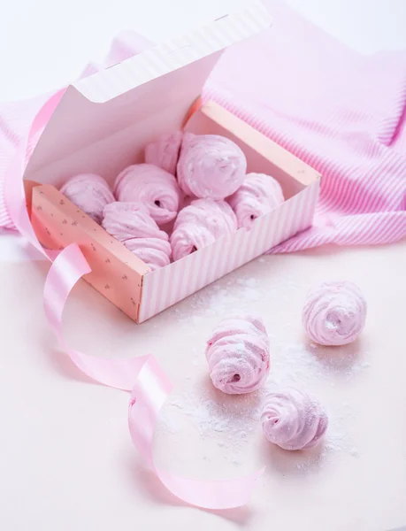 Marshmallow de bagas em uma caixa de presente em um fundo rosa — Fotografia de Stock