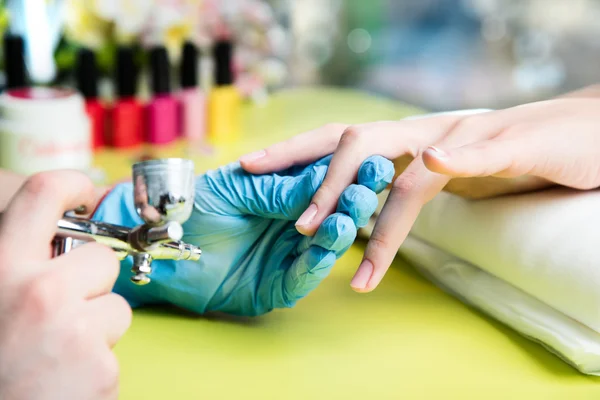 Gros plan d'une femme dans un salon de manucure recevant une manucure par un esthéticien avec lime à ongles. Une femme qui se fait manucure. Clous de lime esthéticienne à un client — Photo