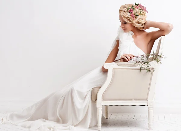 Wedding. Beautiful bride with bouquet — Stock Photo, Image