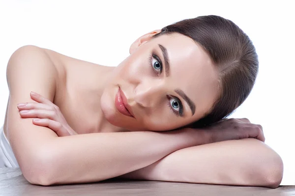 Beau visage de jeune femme adulte à la peau propre et fraîche - isolée sur du blanc — Photo