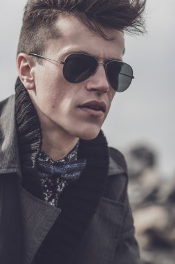 yakışıklı delikanlı oturan güneş gözlüğü