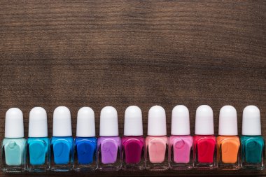 tırnak cilası şişe kahverengi ahşap tablo