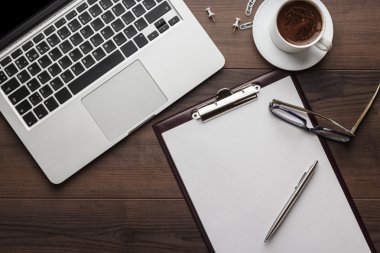 Ofis Masası not defteri ve bilgisayar ile