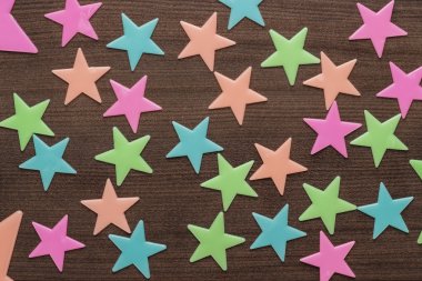 plastik oyuncak yıldız masada