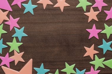 plastik oyuncak yıldız masada