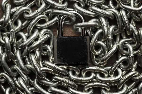 Check-lock y cadena sobre fondo de madera — Foto de Stock