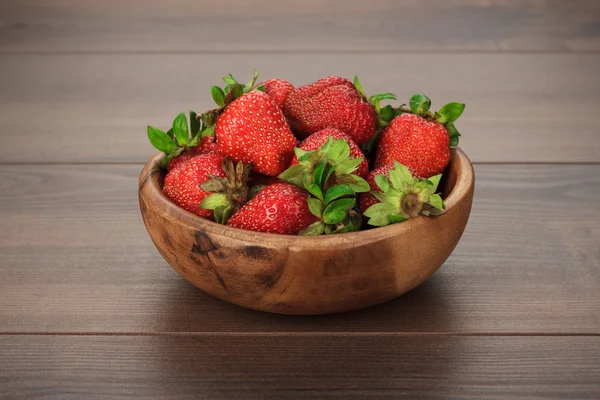 Aardbeien op de houten tafel — Stockfoto