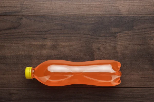 Πλαστικό μπουκάλι πορτοκαλί γλυκό ποτό — Φωτογραφία Αρχείου