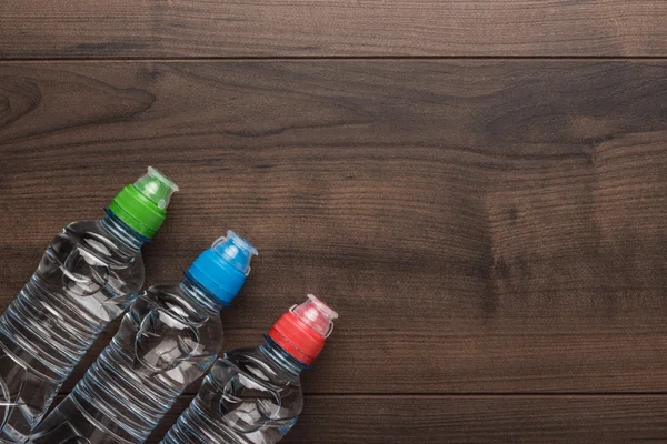 Plastová láhev s vodou na stůl — Stock fotografie
