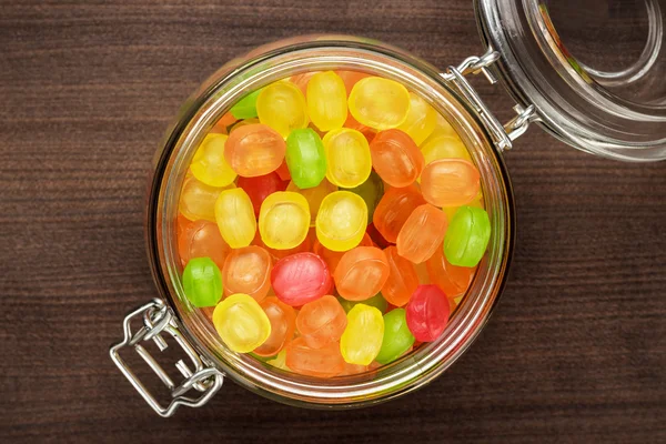Vaso di vetro pieno di dolci colorati — Foto Stock