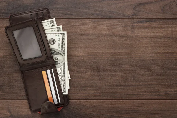 Bolso con dinero en la mesa de madera —  Fotos de Stock