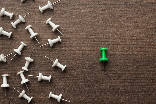 Bright green push pin out of the crowd — Stock Photo, Image