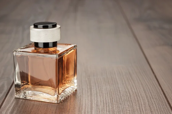 Frasco de perfume sobre la mesa —  Fotos de Stock