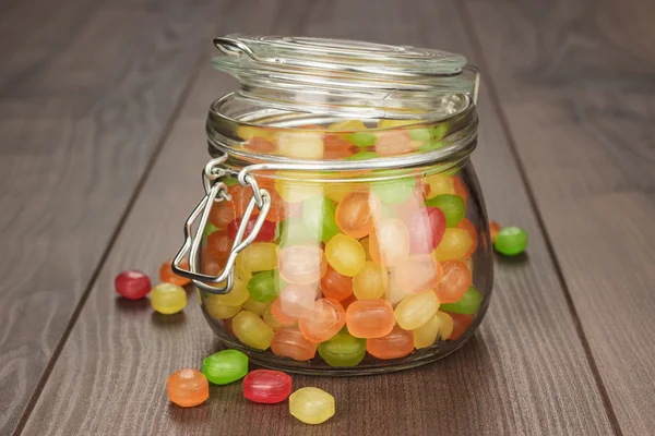 Glazen pot vol met kleurrijke snoep — Stockfoto
