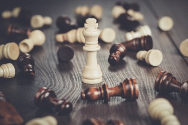 Satranç kavramı üzerinde ahşap arka plan kazanmak.