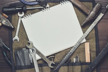 İnşaat araçları ve boş not defteri