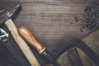 ahşap arka plan üzerinde paslanmış İnşaat aletleri