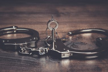 Kelepçe ve kahverengi ahşap masa arka tuşlar