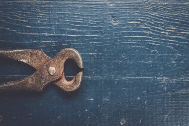 Mavi masa üzerinde eski paslı maşa