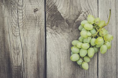 ahşap zemin üzerine Yeşil üzüm demet