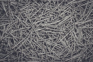 tablodaki çok sayıda çivi