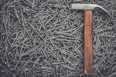 eski çekiç ve çivi masada