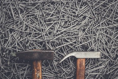 eski çekiç ve çivi tablo