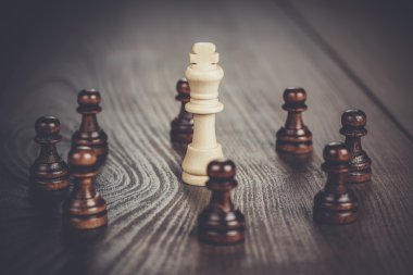 Satranç kavramı üzerinde ahşap arka plan kazanmak.