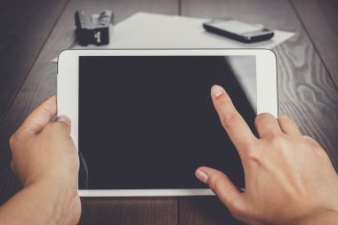 tablet bilgisayarda tablo ile kadınların el