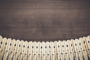 Masanın üzerine ahşap giysi mandal