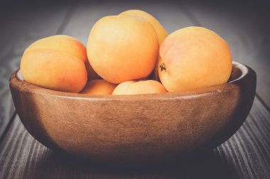 ahşap bazı taze kayısı masaya kase