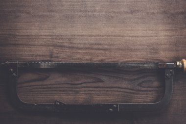 eski demir testeresi ahşap arka plan üzerinde paslanmış