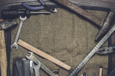 ahşap arka plan üzerinde eski paslı İnşaat aletleri