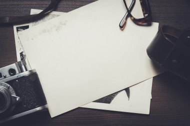 Retro fotoğraf makinesi ve ahşap masa adam üzerinde eski fotoğraflar