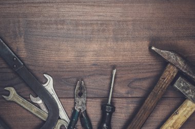 ahşap arka plan üzerinde paslanmış inşaat araçları