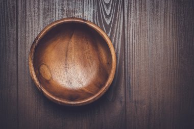 Kahverengi ahşap masada salata kasesi