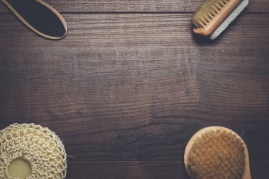 ahşap arka plan üzerinde bazı banyo aksesuarları