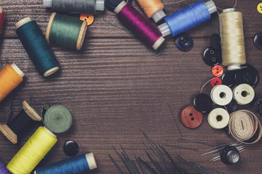 Konu düğmeleri ve iğneler kahverengi ahşap tablo