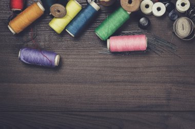 Konu düğmeleri ve iğneler ahşap tablo