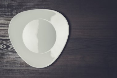 ahşap kahverengi masa arka plan üzerinde beyaz tabak